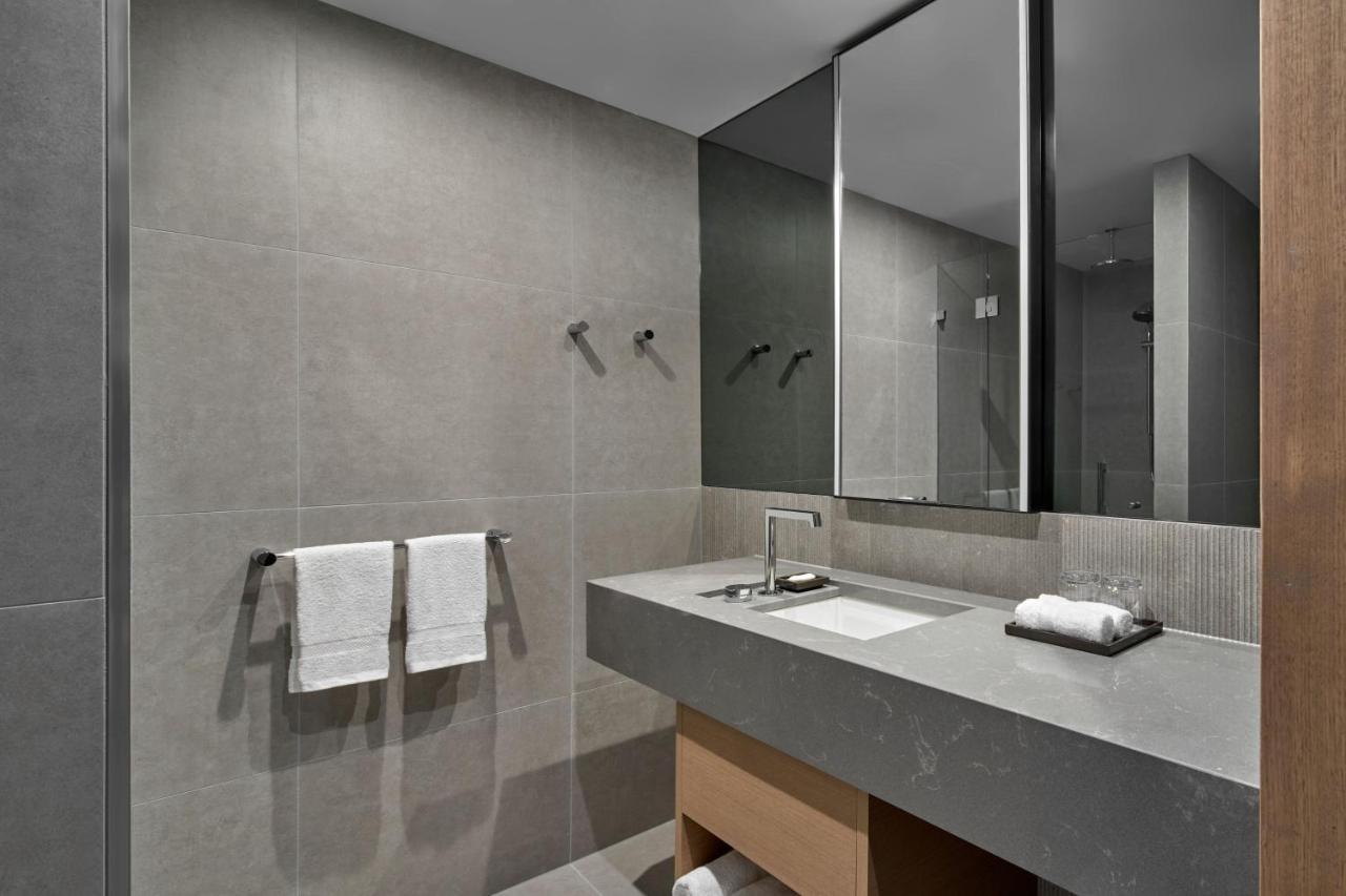 Отель Courtyard By Marriott Melbourne Flagstaff Gardens Экстерьер фото